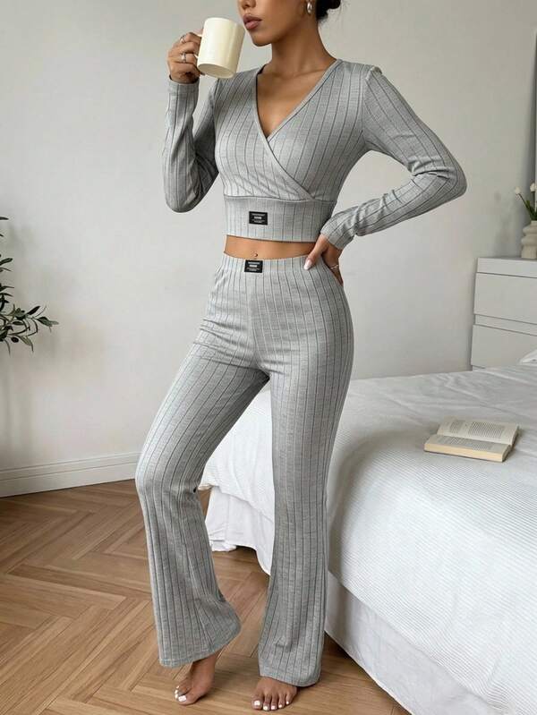 Conjunto de 2 piezas blusa corta cuello v cruzada y pantalón pierna recta  ropa interior para mujer, cómodo y casual