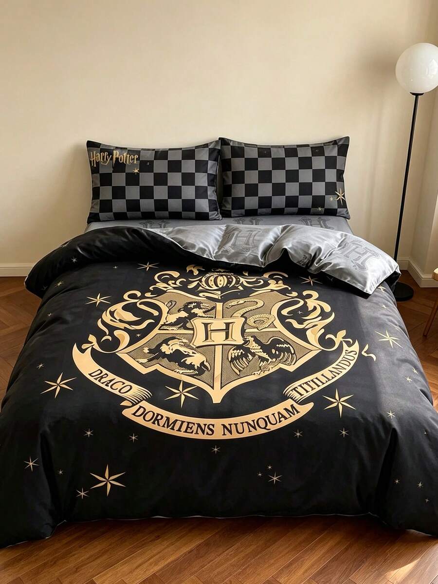 HARRY POTTER X SHEIN Set Sprei 3 Potong Bermotif, Terbuat dari Kain Lembut, Hangat, dan Bernapas. Sprei Pink Cocok untuk Tempat Tidur Single, Double, Queen, dan Queen Size. Dapat Dicuci dengan Mesin. - Hitam gelap - View 1