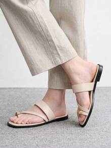 CUCCOO BIZCHIC 夏季新款杏色條紋金屬扣夾腳女式平底涼拖鞋 休閒時尚百搭舒適通勤女式平底涼鞋 - 杏色 - 查看 4