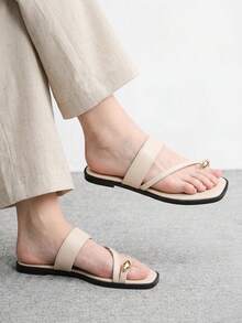 CUCCOO BIZCHIC 夏季新款杏色條紋金屬扣夾腳女式平底涼拖鞋 休閒時尚百搭舒適通勤女式平底涼鞋 - 杏色 - 查看 3