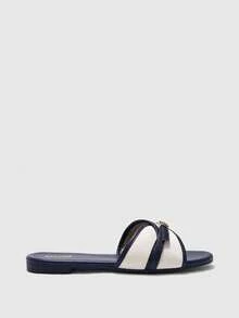CUCCOO BIZCHIC Sandalias planas de moda para mujer con hebilla de color azul oscuro a juego - Azul oscuro - Ver 2