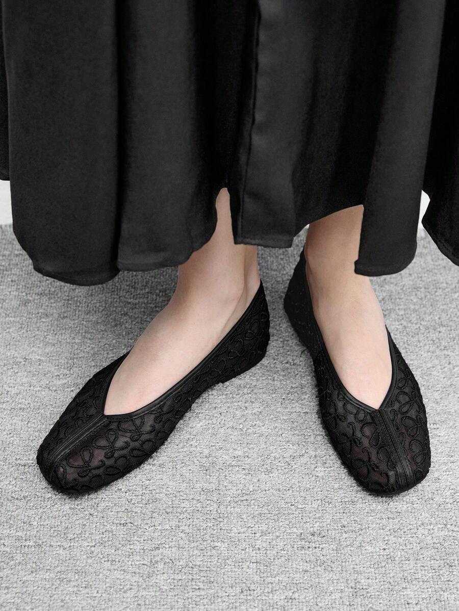 CUCCOO BIZCHIC 新款黑色網格花卉方頭舒適柔軟簡約通勤女款平底鞋 - 黑色 - 查看 1