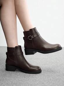 CUCCOO BIZCHIC 女款秋冬金屬扣設計百搭通勤日常粗跟踝靴 - 咖啡 - 查看 3