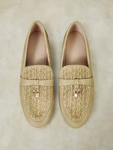 Light khaki grey