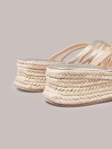 Styleloop Sandal Platform Wanita dengan Hiasan Garis Emas, Gaya Pomessian, Cocok untuk Liburan, Kencan Sehari-hari, Pantai, Perjalanan Santai - Emas - View 5