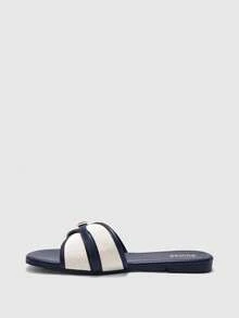 CUCCOO BIZCHIC Sandalias planas de moda para mujer con hebilla de color azul oscuro a juego - Azul oscuro - Ver 4
