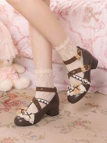Dola Lovely 女款圓頭高跟瑪麗珍鞋，甜美可愛蝴蝶結裝飾，適合蘿莉塔風、JK穿搭、生日派對穿著 - -棕色蕾絲熊 - 查看 2