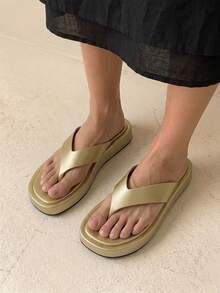 HighSole 春夏新款寬版夾腳設計開口趾厚底增高極簡風女款涼鞋 柔軟舒適防滑 通勤購物海邊度假音樂節百搭清爽夏季穿搭 - 淺金色 - 查看 3