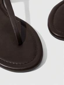 HighSole 巧克力棕色鉚釘夾腳涼鞋，配古董金金字塔裝飾，音樂節風格，春夏街頭穿搭 - 棕色2x - 查看 8