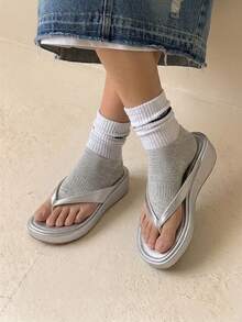 HighSole 春夏新款銀色厚底坡跟夾腳拖鞋女鞋，女款防滑增高休閒舒適涼鞋，海灘度假戶外首選百搭涼鞋，居家必備女款厚底拖鞋 - 銀色 - 查看 3