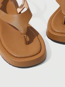 HighSole صنادل نسائية مريحة وكاجوال بنعل سميك وحزام وأصبع مربع، صيفية للاستخدام اليومي والتنقل، بتصميم بسيط بلون جملي - بني فاتح - مشاهدة 6