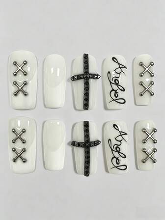 Goth 10 Stück weiße Millennial Babes Punk Kreuz Nieten Buchstaben Druck Weiß Serie handgefertigte künstliche Nagel Aufkleber, geeignet für College, Shopping, Nachtclubs usw.