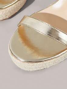 Styleloop Sandalias de cuña de paja con correa trasera cruzada, adecuadas para uso en vacaciones, adecuadas para vacaciones en la playa, compras de verano y otras escenas - Dorado - Ver 9