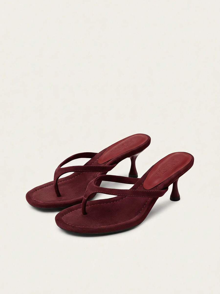 Nöista 優雅 T 型帶拖鞋,柔軟綠色微纖維表面,細長交叉帶設計搭配雕塑感小貓跟,展現精緻造型 - 絨面酒紅色 - 查看 1