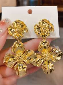 Etoivie Women's Dangle Earrings With Floral Design, Suitable For Daily Wear, Christmas Gift, Holiday Jewelry - Yellow Gold - View 2