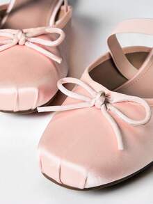 SHEIN Solezae #BalletCore 女款方頭彈性綁帶蝴蝶結緞面腮紅粉一腳蹬芭蕾穆勒鞋–Miumuse 優雅、柔美且舒適 - Satin Blush - 查看 10