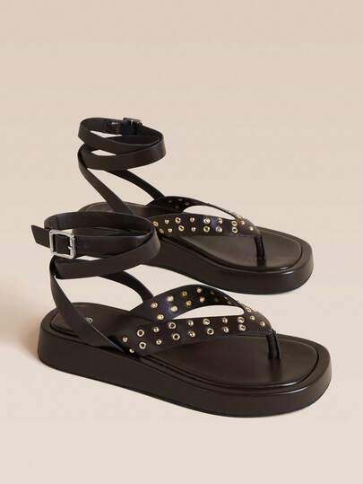 HighSole Sandálias tipo pinch com biqueira aberta, tira no tornozelo e decoração de anel com rebites de metal retro, para férias e uso casual