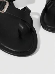 HighSole صنادل نسائية مسطحة بتصميم إبزيم وألوان موحدة، مقدمة مربعة مستديرة، سهلة الارتداء ومريحة، متعددة الاستخدامات للعمل والتنقل اليومي - الأسود - مشاهدة 8