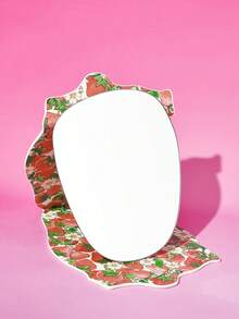 Strawberry Shortcake X SHEIN مرآة مكياج قابلة للطي محمولة بطباعة عتيقة، غلاف من الجلد الصناعي مقاوم للتآكل، صغيرة ويمكن طيها إلى النصف للتخزين، سطح مرآة واضح، مناسبة لمكياج الفتيات اليومي والتنقل والخروج العب بمرآة اليد الصغيرة التي تحبها - الأحمر - مشاهدة 2