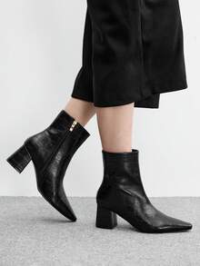 CUCCOO BIZCHIC 女款復古黑色鱷魚紋壓花皮革尖頭高跟側拉鍊短靴 光面PU修身氣質秋冬短靴 - 黑色 - 查看 3