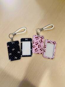 Sampul Kartu Geser dengan Pita Polkadot Lucu dan Motif Ceri. Pelindung Kartu Identitas yang Tahan Lama, Tersedia dengan Tali Kepang atau Reel Lencana yang Dapat Ditarik untuk Penyimpanan Kartu Sehari-hari. - Beraneka warna - View 2