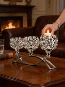 Este candelabro de cristal de tres brazos en oro y plata está disponible en dos tamaños y presenta un diseño de hierro forjado calado en arco lujoso, incrustado con diamantes de imitación. - A - Ver 5