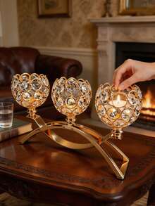 Este candelabro de cristal de tres brazos en oro y plata está disponible en dos tamaños y presenta un diseño de hierro forjado calado en arco lujoso, incrustado con diamantes de imitación. - A - Ver 8