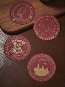 HARRY POTTER X SHEIN مجموعة 4 قطع من وسادات الأكواب، تُستخدم لحماية سطح المكتب، ديكور طاولة القهوة، مناسبة جداً لديكور المنزل وهدية الانتقال وهدية عيد الميلاد، أفكار هدايا - عنابي اللون - مشاهدة 2