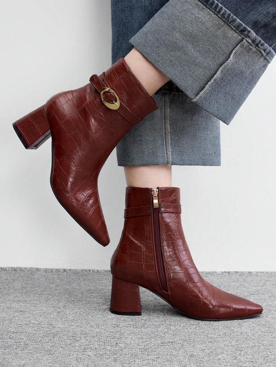 CUCCOO BIZCHIC Ladies Burgundy Alligator Pattern Pressed Leather Pointed Toe Thick Heel Round Gold Buckle Retro Glossy PU Autumn And Winter Ankle Boots