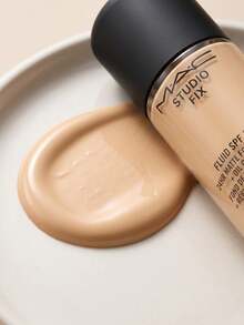 Mac Studio Fix Fluid SPF15 NC20 30ml – Foundation, 24-Hour Matte, For Oily Skin, NC20, Suitable For Daily Makeup Routine - NC20 - View 2