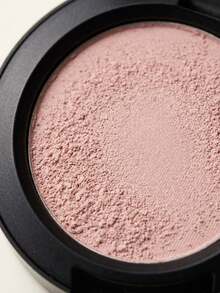 MAC Single Eyeshadow L.E.S. Artiste 1.5 G – Eyeshadow, Highly-Pigmented, For Makeup Enthusiasts, Pale Pink, Suitable For Daily Makeup Routine - L.E.S. Artiste - View 2