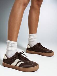 SHEIN Solezae #NaturalStride 女款寬趾對比條紋麂皮棕色赤足休閒運動鞋 – 輕量、自然舒適，適合日常穿著 - 咖啡棕 - 查看 7