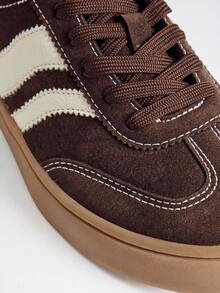 SHEIN Solezae #NaturalStride 女款寬趾對比條紋麂皮棕色赤足休閒運動鞋 – 輕量、自然舒適，適合日常穿著 - 咖啡棕 - 查看 6