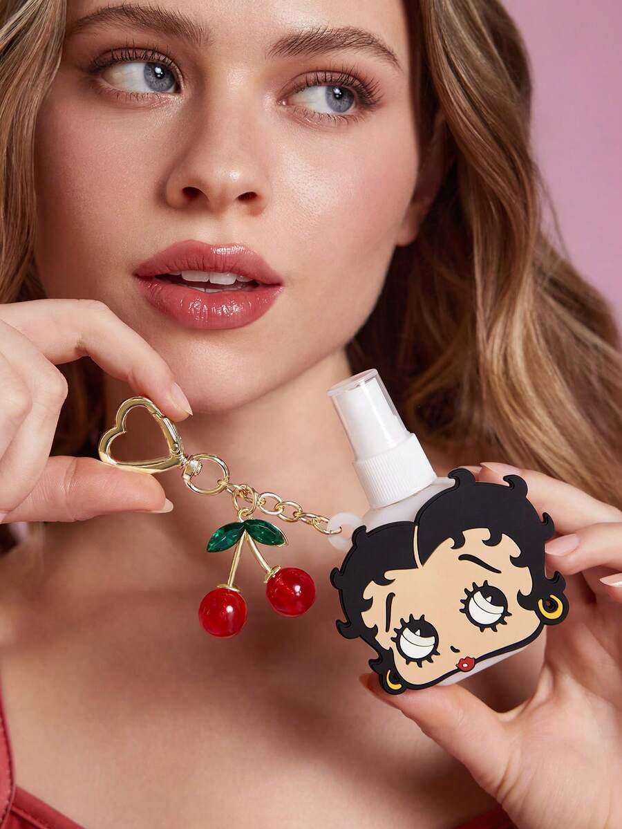 Betty Boop x SHEIN 復古女孩造型 PVC 噴霧瓶 60ml/2oz,愛心扣環與櫻桃吊飾,可掛在背包上,可重複填充的化妝水/洗手液旅行容器 - 彩色 - 查看 1