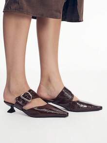Mnmlis Giày nữ mũi nhọn da bóng xếp ly màu nâu đậm, sandal gót nhọn kitten heel kèm khóa vuông kim loại - Nâu đậm - Xem 8