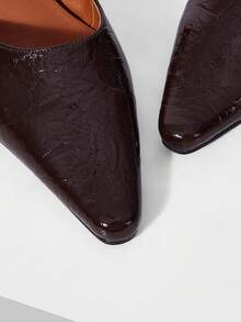Mnmlis Giày nữ mũi nhọn da bóng xếp ly màu nâu đậm, sandal gót nhọn kitten heel kèm khóa vuông kim loại - Nâu đậm - Xem 5