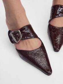 Mnmlis Giày nữ mũi nhọn da bóng xếp ly màu nâu đậm, sandal gót nhọn kitten heel kèm khóa vuông kim loại - Nâu đậm - Xem 9