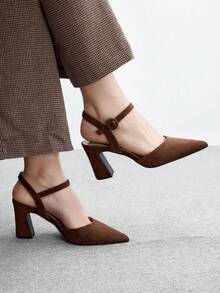CUCCOO BIZCHIC 女款棕色麂皮質感尖頭簡約粗跟扣飾鏤空高跟鞋，適合辦公與商務穿著 - 巧克力棕 - 查看 1