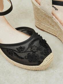 Styleloop Sepatu hak wedges wanita model wedges modis dengan detail renda jala, bordir, manik-manik, dan desain ujung sepatu yang serasi, serta tali rami di bagian depan. - Hitam - View 3