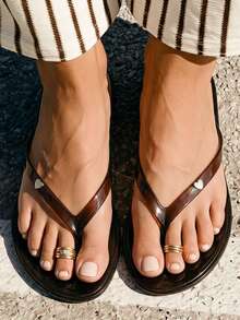 Grefit Sandal Jepit Wanita Model Baru Musim Semi dan Musim Panas dengan Ujung Bulat dan Sol Datar, Cocok untuk Liburan Santai dan Cinta Sederhana, Warna Cokelat. - Coklat - View 2