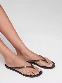 Grefit Sandal Jepit Wanita Model Baru Musim Semi dan Musim Panas dengan Ujung Bulat dan Sol Datar, Cocok untuk Liburan Santai dan Cinta Sederhana, Warna Cokelat. - Coklat - View 9