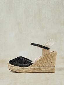 Styleloop Sepatu hak wedges wanita model wedges modis dengan detail renda jala, bordir, manik-manik, dan desain ujung sepatu yang serasi, serta tali rami di bagian depan. - Hitam - View 4