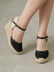 Styleloop Sepatu hak wedges wanita model wedges modis dengan detail renda jala, bordir, manik-manik, dan desain ujung sepatu yang serasi, serta tali rami di bagian depan. - Hitam - View 5