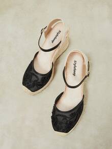 Styleloop Sepatu hak wedges wanita model wedges modis dengan detail renda jala, bordir, manik-manik, dan desain ujung sepatu yang serasi, serta tali rami di bagian depan. - Hitam - View 8