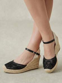 Styleloop Sepatu hak wedges wanita model wedges modis dengan detail renda jala, bordir, manik-manik, dan desain ujung sepatu yang serasi, serta tali rami di bagian depan. - Hitam - View 2