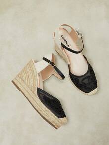 Styleloop Sepatu hak wedges wanita model wedges modis dengan detail renda jala, bordir, manik-manik, dan desain ujung sepatu yang serasi, serta tali rami di bagian depan. - Hitam - View 6