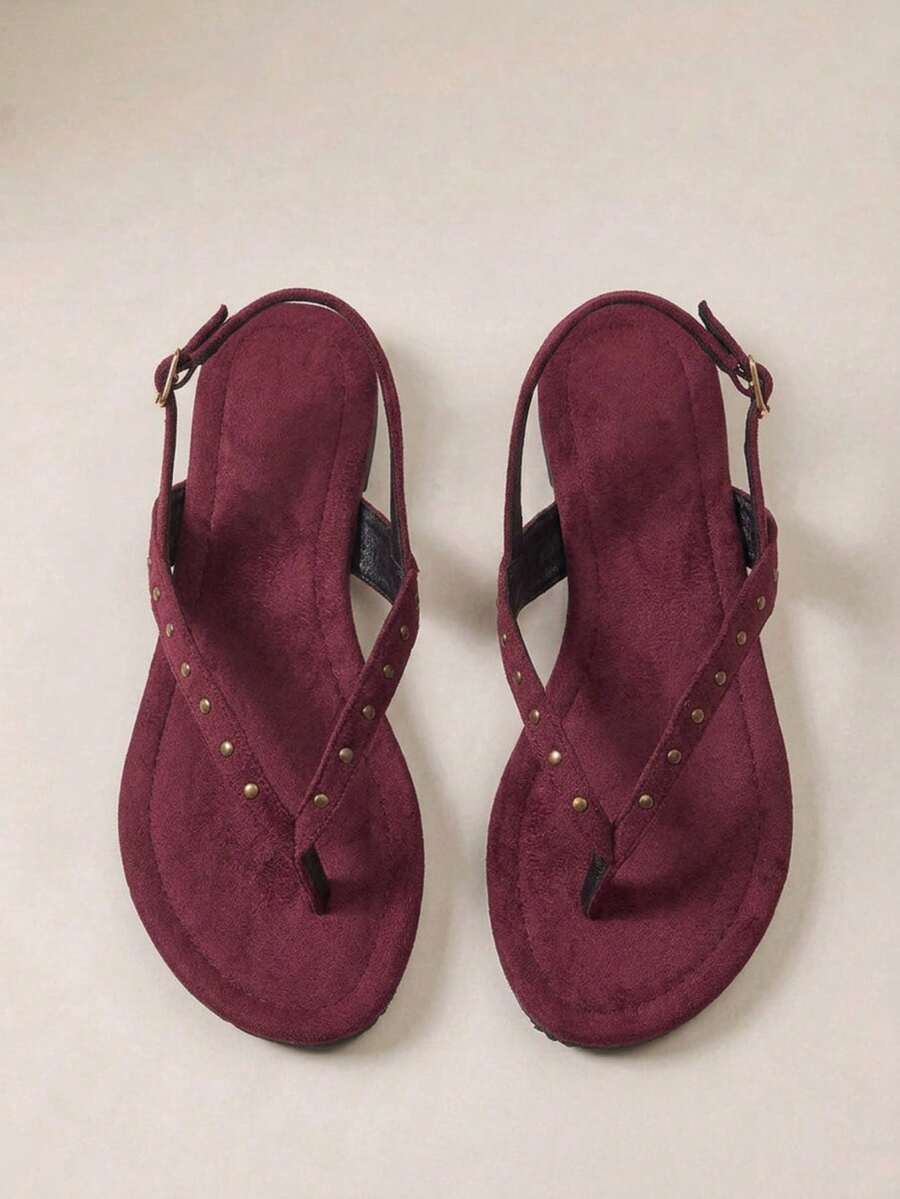 HighSole 酒紅色夾腳拖鞋,鑲嵌復古金色金字塔裝飾,造型大膽前衛,適合度假風、春季街頭穿搭或休閒放鬆 - 酒紅色10j - 查看 1