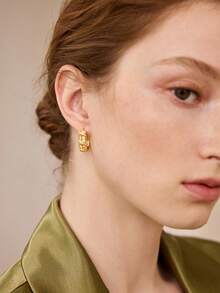 MOTF PREMIUM PRE ELEGANT SPLICING X-WORD SPARKLING ROUND WINDING STONE EARRINGS - Yellow Gold - View 4