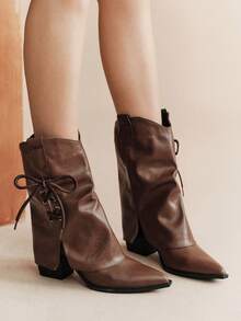 Rosivie Sepatu Bot Koboi Wanita Ujung Lancip Warna Cokelat Maillard dengan Tali Belakang dan Pita, Belahan Lipat di Bagian Kaki, Sepatu Bot Setengah Betis Bertumpuk dengan Detail Kerut - Cokelat 7 - View 3