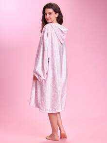 HELLO KITTY AND FRIENDS | SHEIN 1Pc Printed Flannel Wearable Blanket, Home Outdoor Hooded Blanket, Soft And Comfortable, Machine Washable, Holiday Gift - Hello kitty light pink. - View 4